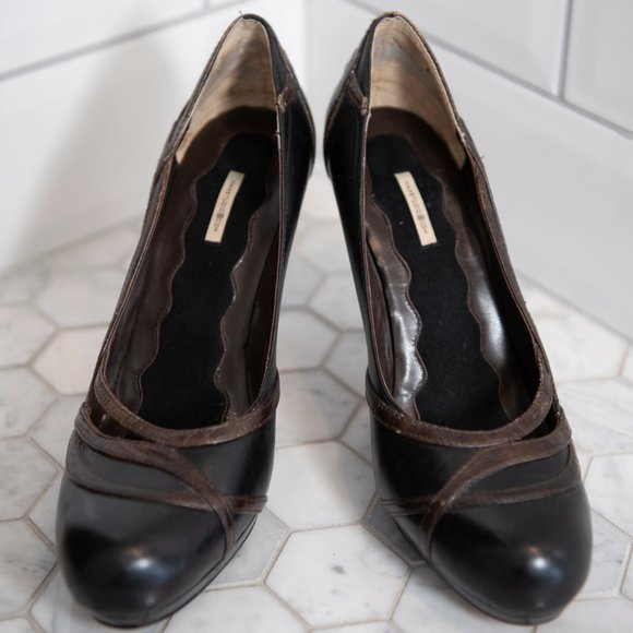 Max Studio black and brown pump with cut out detail - Picture 1 of 5